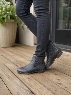 UGG Jo Chelsea Boots – Women’s Size 5.5 – Black Leather Ankle Boots